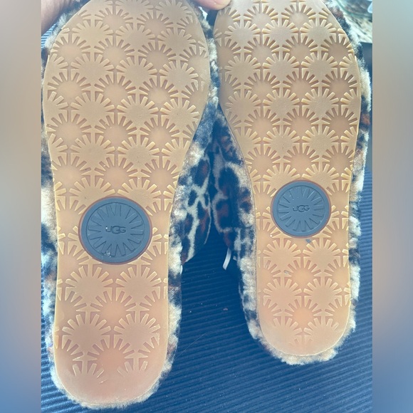 Cheetah Ugg Slippers Size:9 UGG
$30 $120 - Picture 4 of 7